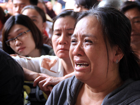 Phiên tòa diễn ra trong vòng 3 giờ đồng hồ. Phía dưới, gia đình nạn nhân vật vã gào khóc đòi công bằng cho Yến. Ảnh: Nguyễn Đông