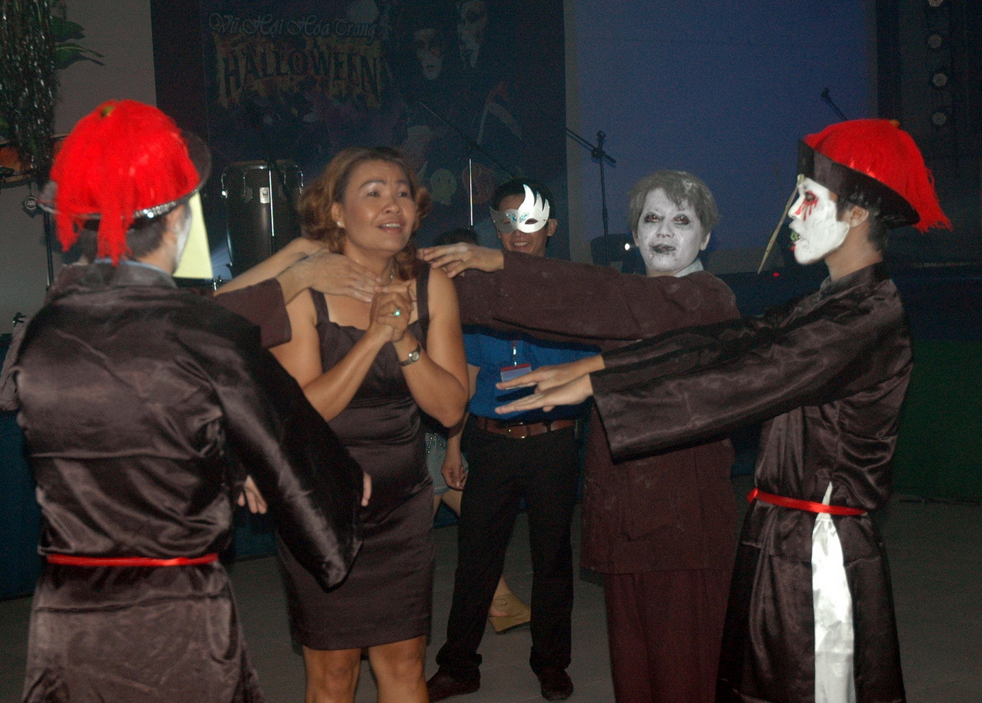 Một khách tham quan lễ hội run sợ trước những “bóng ma”