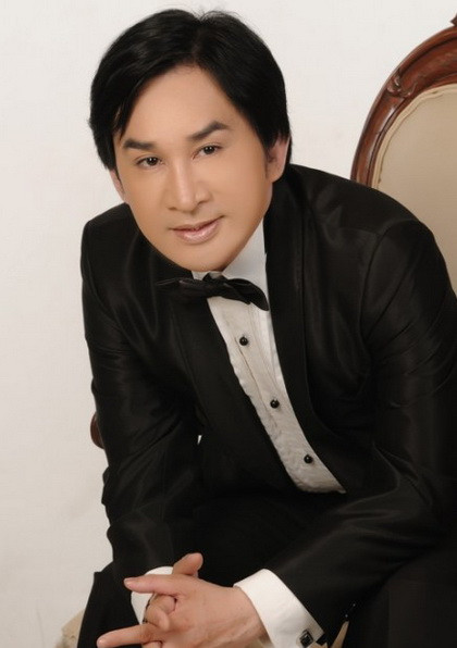 Ba tháng trước, nghệ sĩ Kim Tử Long bị phát hiện đánh bạc khi xuống miền Tây hát phục vụ đám cưới. Anh đã bị khởi tố về hành vi Đánh bạc nhưng được tại ngoại hầu tra