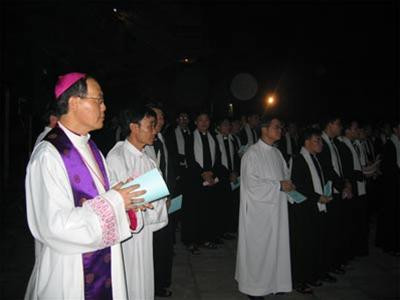 Tổng Giám mục Giuse Ngô Quang Kiệt chủ trì Đêm Canh thức. Từ phải qua: Hồng y Giuse Phạm Đình Tụng, Tổng Giám mục Ngô Quang Kiệt, Giám mục phụ tá Paul Lê Đắc Trọng. Giáo dân xứ Nhà Thờ Lớn Hà Nội cầu nguyện cho Giáo Hoàng John Paul II. Các chủng sinh Đại Chủng viện trong Đêm Canh thức. Câu "Alleluia" vang lên từ đêm Phục sinh của Chúa Kitô. Những ngọn nến lung linh trong Đêm Canh thức. Các nhà thờ Hà Nội đồng loạt treo cờ rủ. Các cháu nhỏ cũng chăm chú dâng lời cầu nguyện.