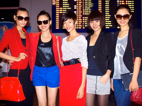 Lê Thúy, Tuyết Lan, Hoàng Thùy, Thùy Trang và Trà My háo hức với chuyến đi tham quan và làm việc tại châu Âu