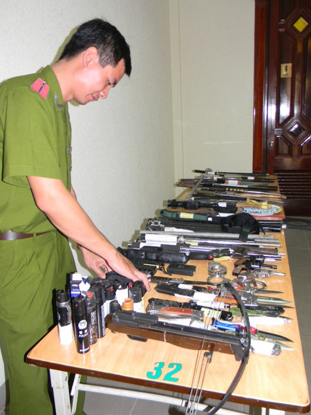 Số vũ khí Công an Hà Nội thu giữ được của những đối tượng mang theo khi tham gia giao thông. Ảnh: Lê Dương
