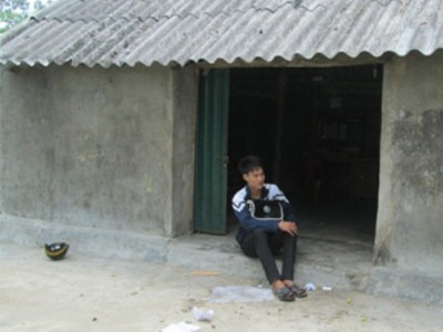 Từ ngày bà bỏ nhà đi, chiều chiều em Vinh lại buồn bã ngồi trước nhà mỏi mòn trông ngóng bà về