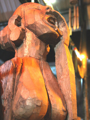 Tượng gỗ của già Plin