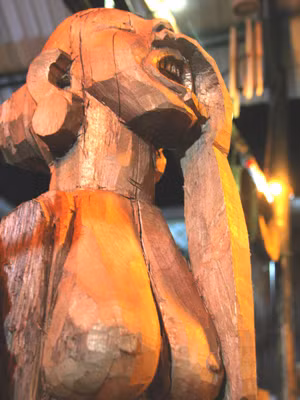 Tượng gỗ của già Plin