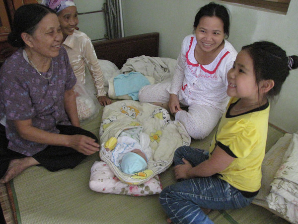 Cháu Trường trở về là niềm vui, hạnh phúc của cả gia đình. Ảnh: Lãng Phong