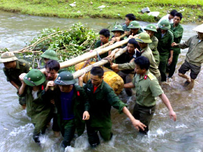 Cán bộ, chiến sỹ đơn vị cùng nhân dân thôn Cầu Bùn, xã Bảo Hà, huyện Bảo Yên tháo gỡ an toàn quả bom loại 1.200 kg. Cán bộ, chiến sỹ đơn vị cùng nhân dân thôn Cầu Bùn, xã Bảo Hà, huyện Bảo Yên tháo gỡ an toàn quả bom loại 1.200 kg