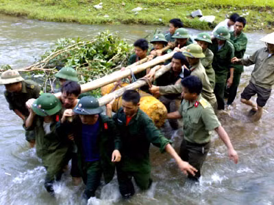Cán bộ, chiến sỹ đơn vị cùng nhân dân thôn Cầu Bùn, xã Bảo Hà, huyện Bảo Yên tháo gỡ an toàn quả bom loại 1.200 kg