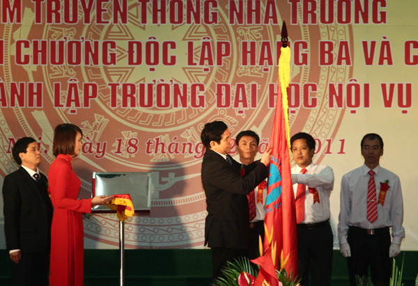 Trường Đại học Nội vụ đón nhận Huân chương Độc lập hạng Ba. Trường Đại học Nội vụ đón nhận Huân chương Độc lập hạng Ba
