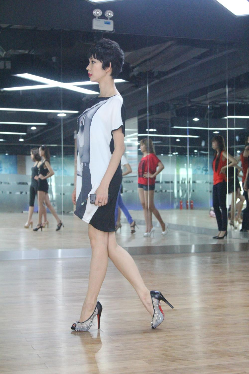 Xuân Lan rất nghiêm túc chỉ dạy đàn em. Xuân Lan rất nghiêm túc chỉ dạy đàn em