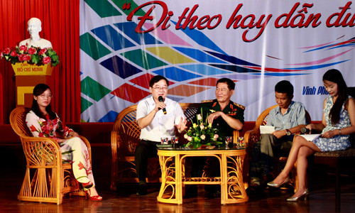 Tại chương trình, Tổng biên tập báo Tiền Phong, Lê Xuân Sơn (thứ hai từ trái sang phải)chia sẻ: Sẽ khó để trả lời cho trọn vẹn câu hỏi đi theo hay dẫn đường. Tuy nhiên, mỗi người hãy để câu hỏi này bên mình để nhắc nhở bản thân không ngừng cố gắng sáng tạo. Sáng tạo ngay trong vị trí của mình