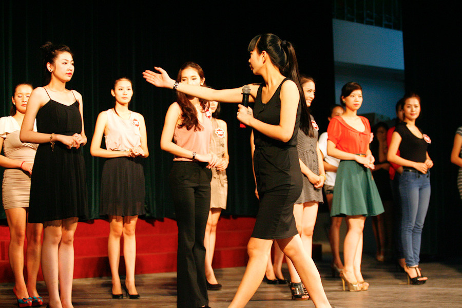 Người mẫu Hạ Vy hướng dẫn các thí sinh tham dự vòng chung khảo khu vực phía Bắc. Người mẫu Hạ Vy hướng dẫn các thí sinh tham dự vòng chung khảo khu vực phía Bắc.