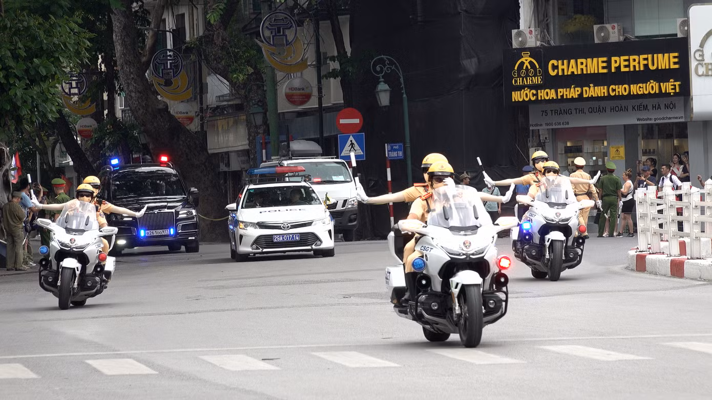 Như thường lệ, đội dẫn đoàn triển khai theo hình mũi tên gồm 3 xe đi trước, 4 xe đi sau. Tốp 3 xe trước làm nhiệm vụ mở đường, dừng các xe đi qua giao lộ. Còn các xe sau sẽ dàn hàng ngang không cho các phương tiện khác xâm nhập vào đoàn.