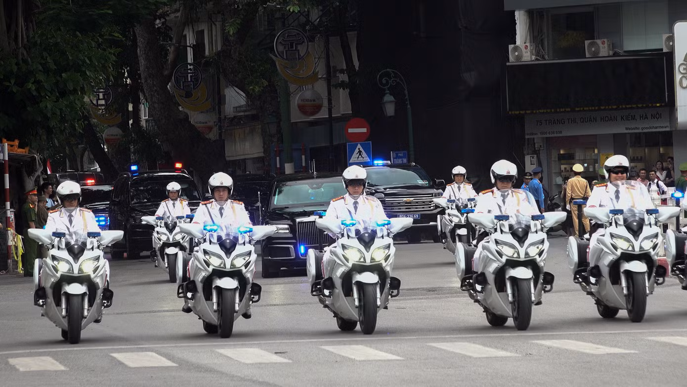 Như thường lệ, đội dẫn đoàn triển khai theo hình mũi tên gồm 3 xe đi trước, 4 xe đi sau. Tốp 3 xe trước làm nhiệm vụ mở đường, dừng các xe đi qua giao lộ. Còn các xe sau sẽ dàn hàng ngang không cho các phương tiện khác xâm nhập vào đoàn.