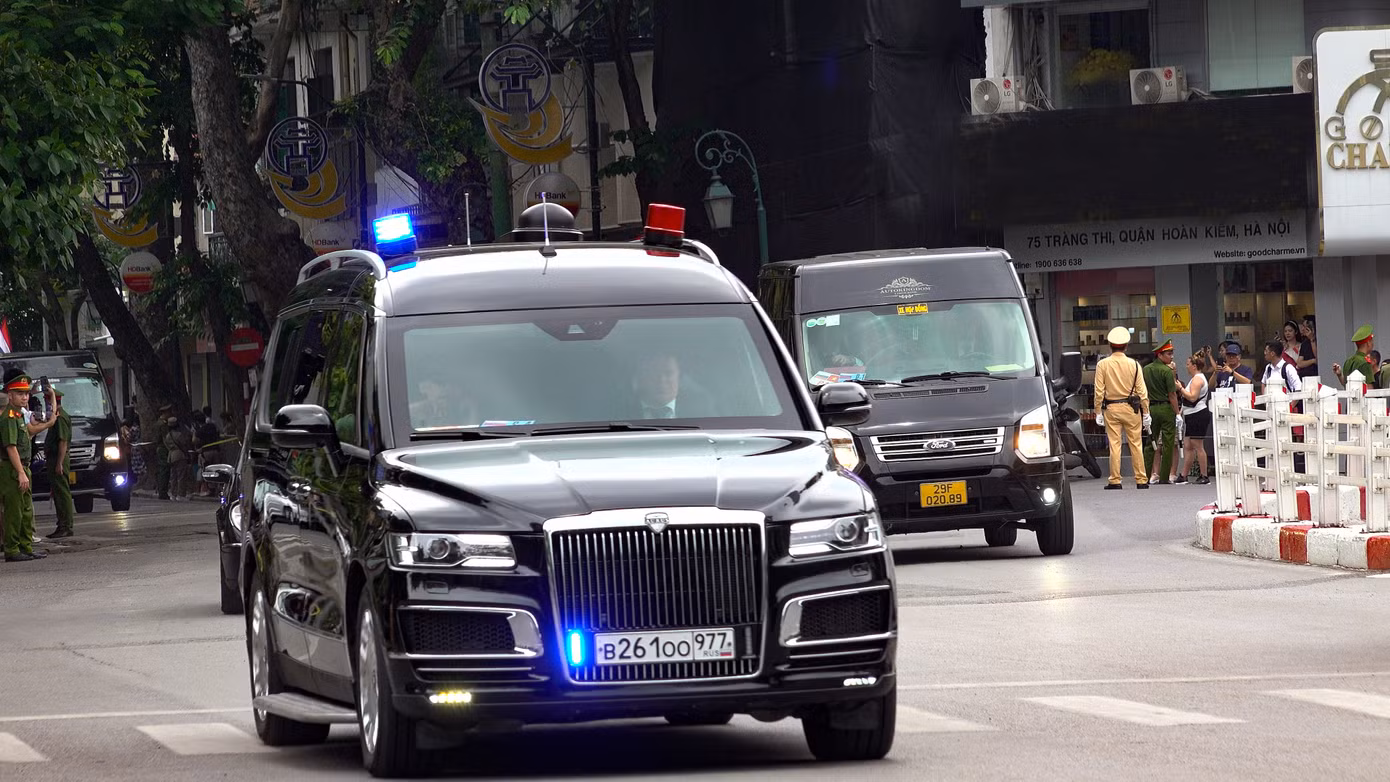 Xe hạng sang bọc thép Aurus Arsenal lần đầu lăn bánh trên đường phố Hà Nội. Chiếc MPV trang bị động cơ hybrid 4.4 V8 tăng áp kép, công suất 598 mã lực, hộp số tự động 9 cấp. Trên nóc xe có đèn cảnh báo và một số thiết bị đặc biệt.
