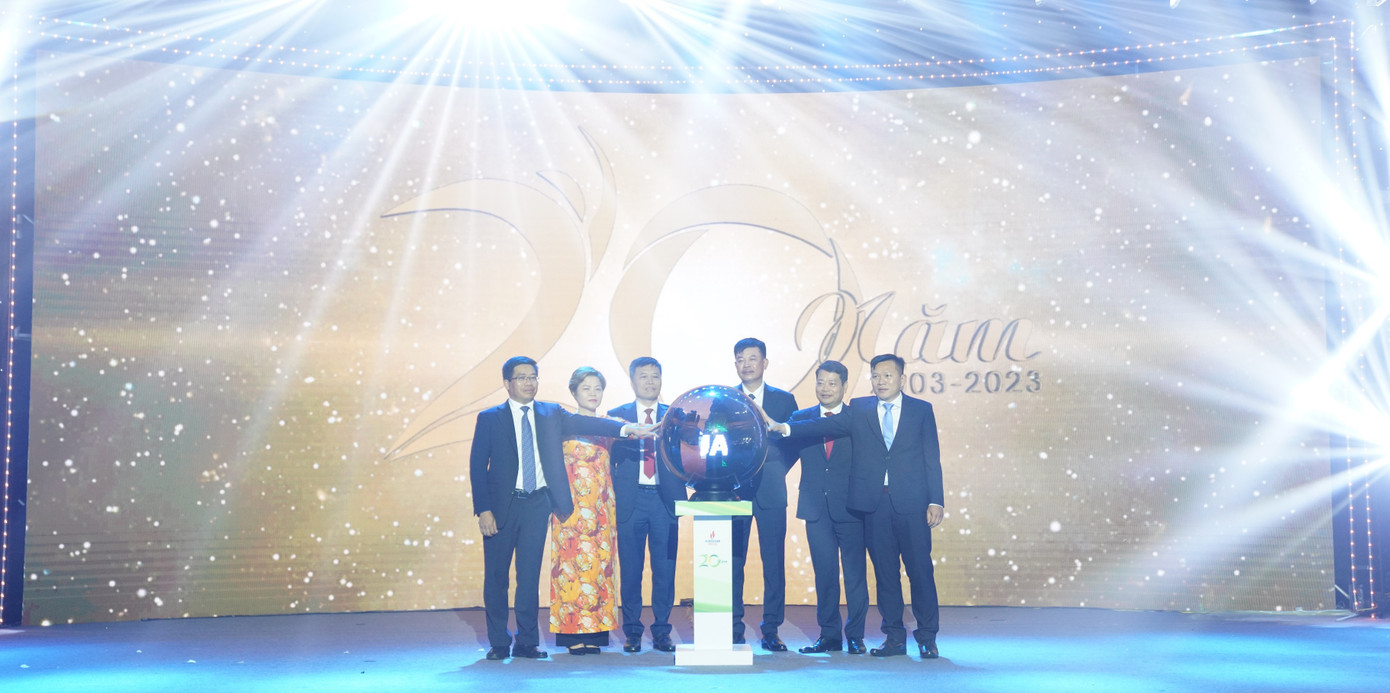 Lãnh đạo PVFCCo thực hiện nghi thức Kỷ niệm 20 năm cho mùa bội thu Lãnh đạo PVFCCo thực hiện nghi thức Kỷ niệm 20 năm cho mùa bội thu