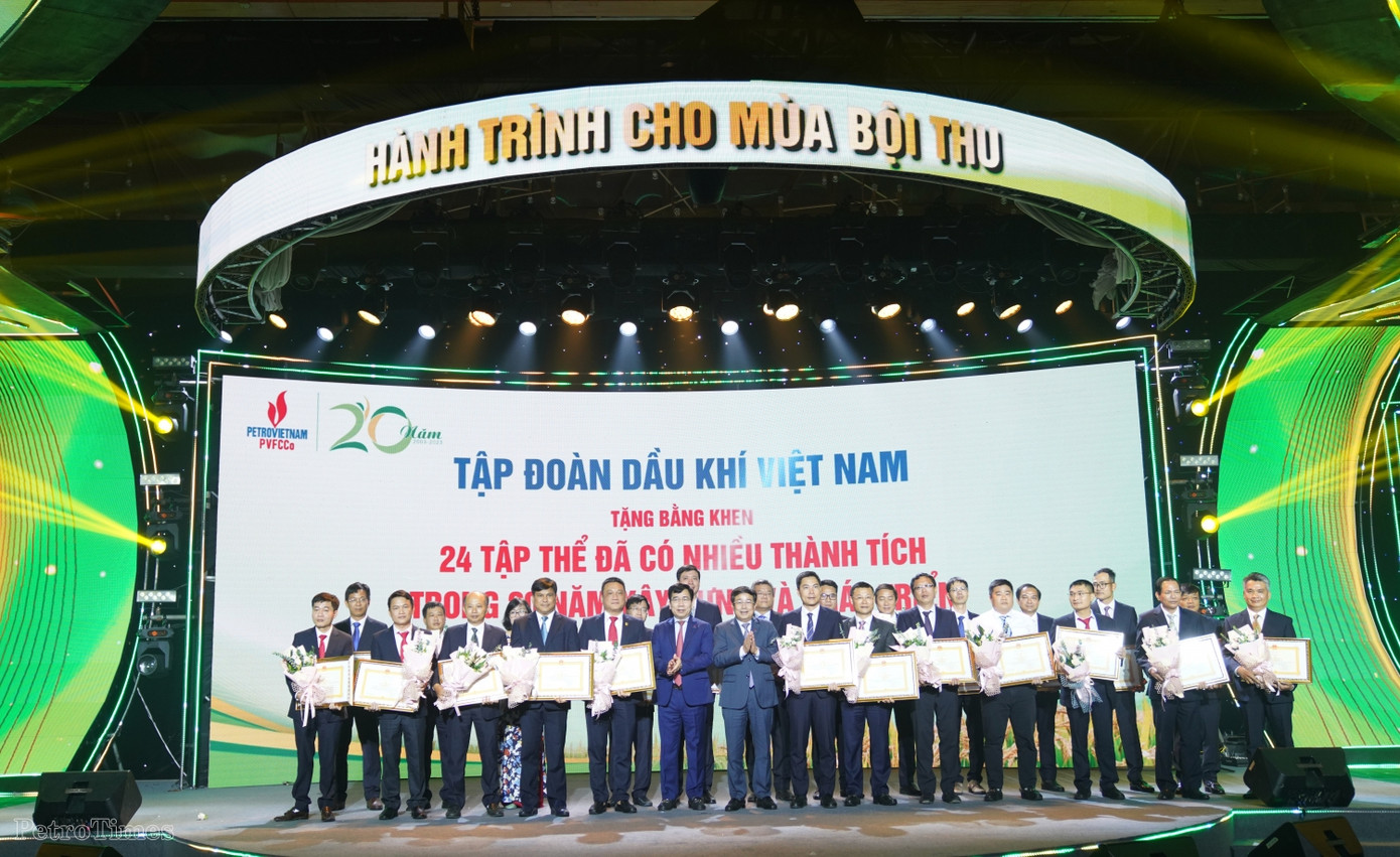 Các tập thể, cá nhân xuất sắc của PVFCCo vinh dự đón nhận Bằng khen của Tập đoàn Các tập thể, cá nhân xuất sắc của PVFCCo vinh dự đón nhận Bằng khen của Tập đoàn
