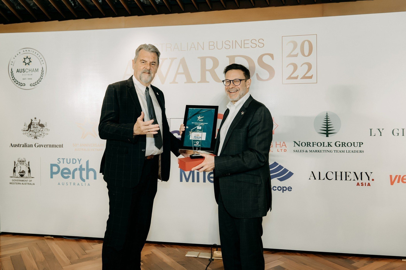 Ông David John Whitehead, Chủ tịch Tập đoàn Mavin (bên trái) nhận giải thưởng Thương hiệu sản xuất trong nước tốt nhất do Hiệp hội các Doanh nghiệp Australia tại Việt Nam trao tặng.