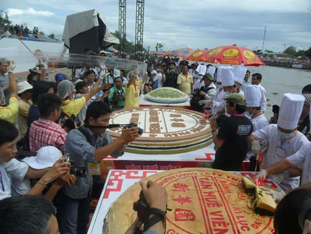 Đông đảo người dân và phóng viên đến chứng kiến kỷ lục.