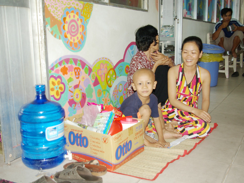 Nằm cấp cứu ở băng ca ngoài hành lang nhưng bệnh nhân cũng phải đóng tiền giường. Ảnh chụp ở khoa ngoại thần kinh BV Chợ Rẫy ngày 7-2. Ảnh: L.N