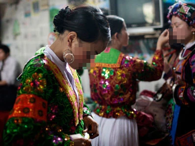 Khi quay về bản, cô nào cô nấy nhuộm tóc vàng hoe, môi tím bầm, móng tay đỏ chót, nói năng văng mạng