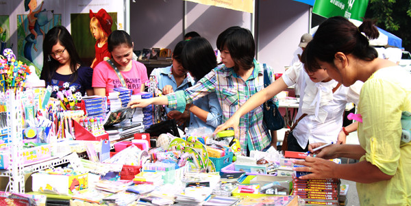 Một số mặt hàng đồ dùng học tập khác được bày bán. Ảnh: Trường Phong. . Một số mặt hàng đồ dùng học tập khác được bày bán. Ảnh: Trường Phong.