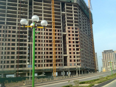 Nhiều dự án căn hộ dọc đường Lê Văn Lương kéo dài (Hà Nội) giá đã giảm sâu. Ảnh: Minh Tuấn