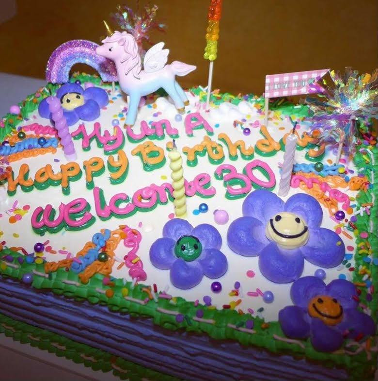 Chiếc bánh sinh nhật chúc mừng HyunA bước sang tuổi 30 trong bữa tiệc được cô đăng tải. Chiếc bánh sinh nhật chúc mừng HyunA bước sang tuổi 30 trong bữa tiệc được cô đăng tải.