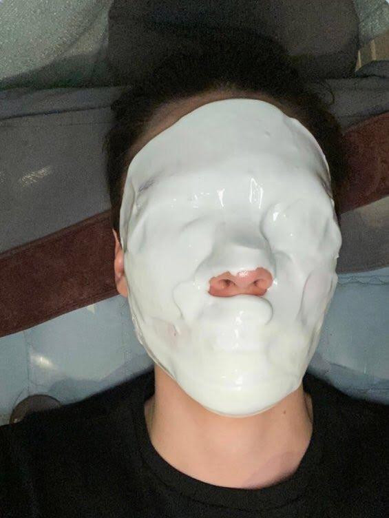 Vernon đã gửi hình ảnh bản thân đắp mặt nạ kín mít, chỉ hở duy nhất chiếc mũi để hô hấp.
