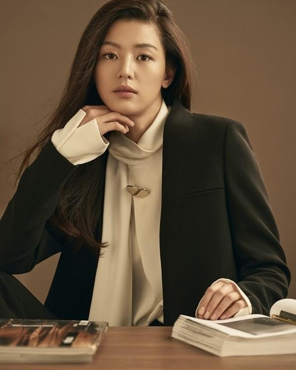 Jeon Ji Hyun được biết đang xem xét về việc di cư đến một quốc gia khác. Jeon Ji Hyun được biết đang xem xét về việc di cư đến một quốc gia khác.