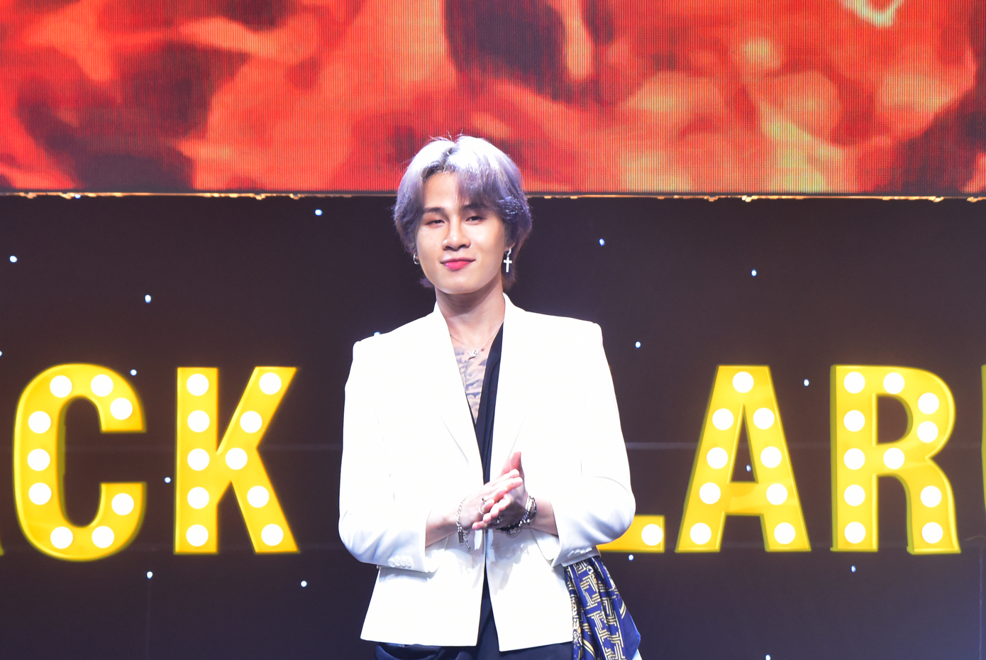 Jack hút "spotlight" tại sự kiện với mái tóc màu tím khói, thần thái tươi tắn, vui vẻ.