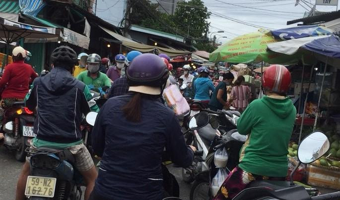 Cảnh chen chân không lọt ở chợ Bình Chánh lúc sáng sớm, một số người kéo khẩu trang xuống để trao đổi bất chấp dịch bệnh tiềm ẩn xung quanh. - Ảnh: Đường Cung