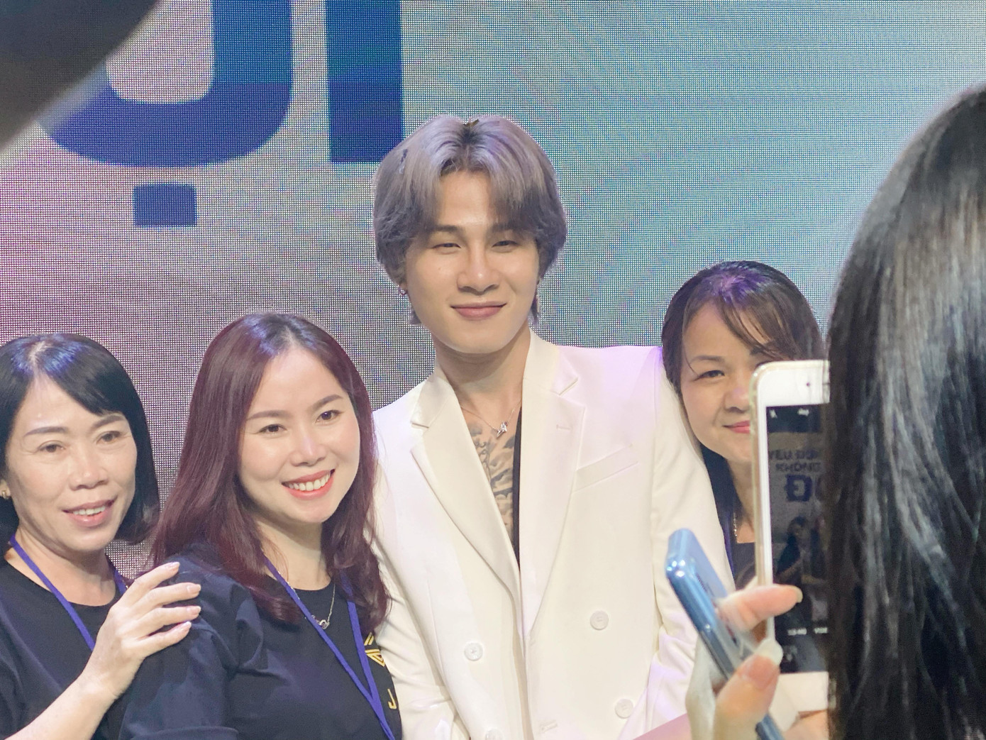 Dù lịch trình bận rộn, Jack ghi điểm vì luôn yêu cầu bảo vệ cho fan không gian để chụp ảnh chung.