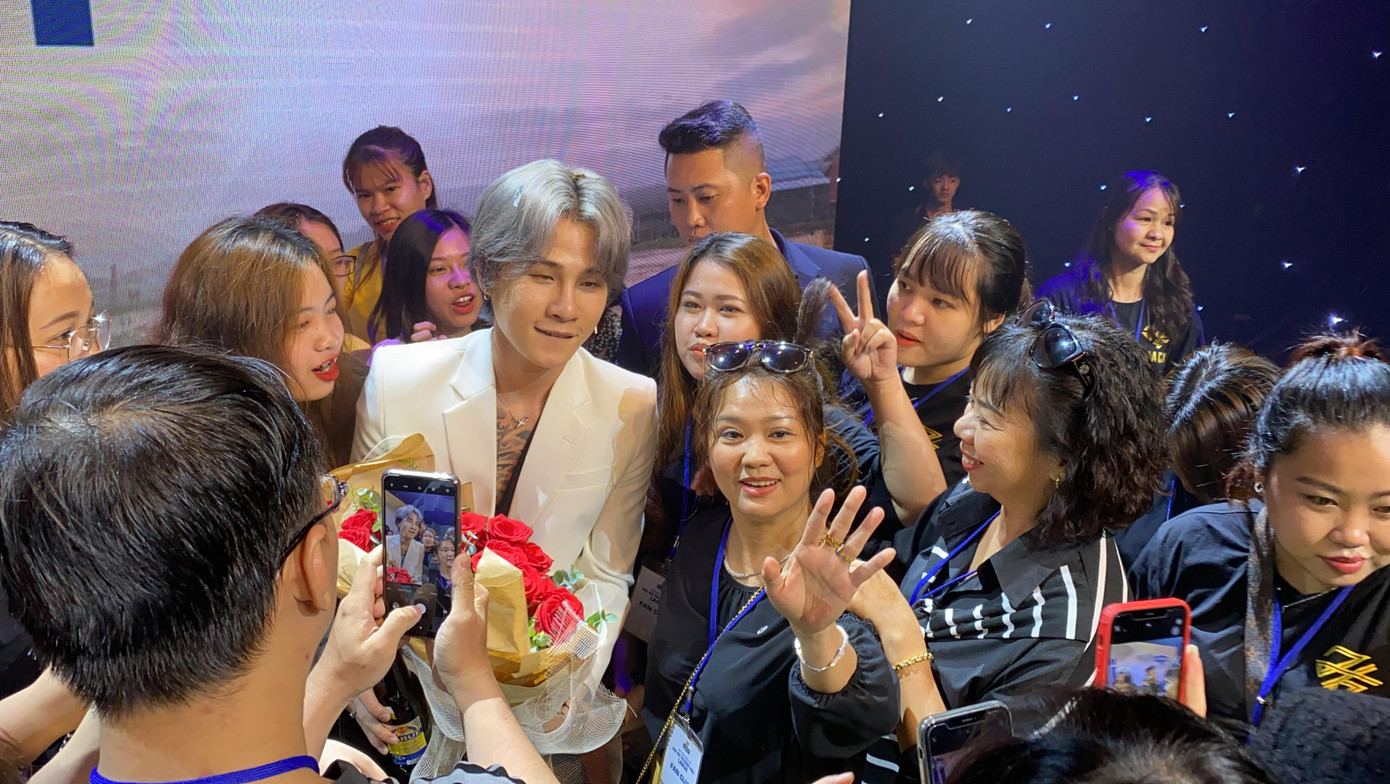 Nam ca sĩ 1997 sở hữu lượng fan đông đảo, luôn có mặt tại các sự kiện để ủng hộ thần tượng.