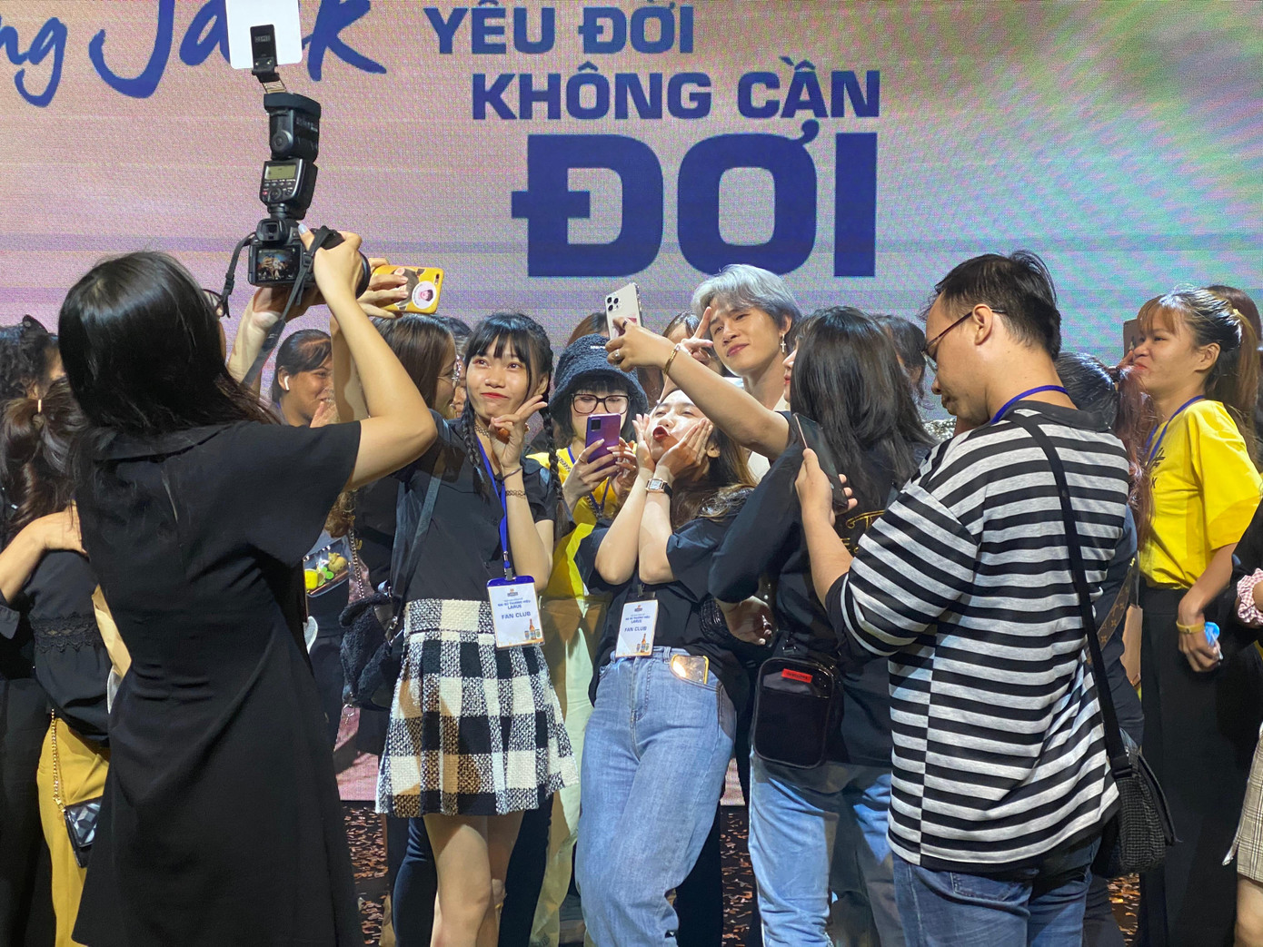 Jack khiến nhiều fan nữ hạnh phúc khi liên tục dặn dò "Phải đi về sớm", "giữ sức khỏe nhé" sau khi chụp ảnh selfie chung.