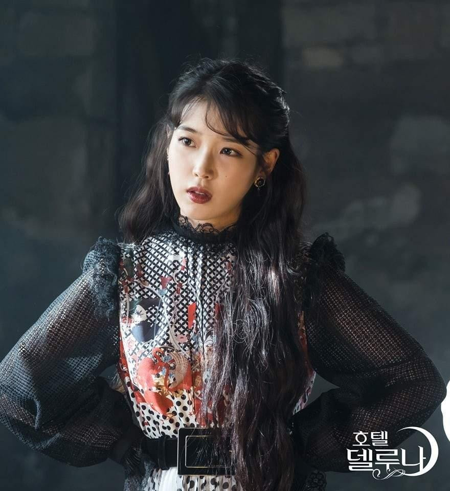 IU trong vai Jang Man Wol - bà chủ của Hotel Del Luna khiến khán giả phát cuồng vì gu thời trang sang chảnh và khí chất bá đạo.