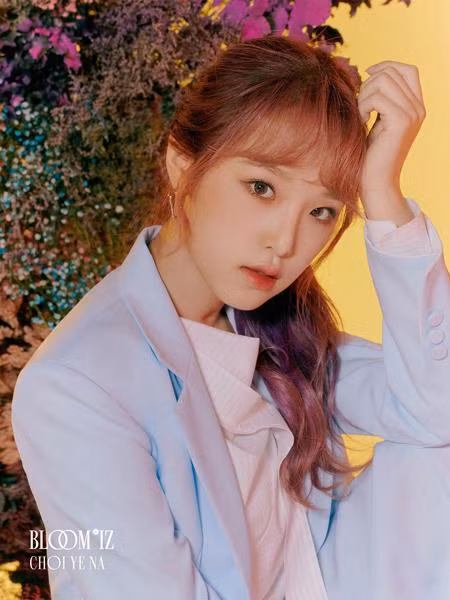 Choi Yena tham gia chương trình sống còn Produce 48 và thành công tiến vào đội hình chiến thắng IZ*ONE với hạng 4. IZ*ONE vừa kết thúc hoạt động sau 2,5 năm vào cuối tháng 4 vừa qua.