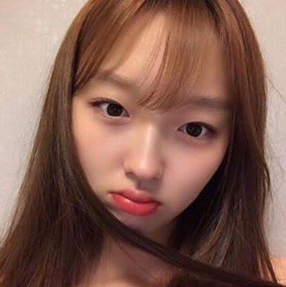 Seojin từng được đào tạo dưới trướng SM, xuất hiện trong mùa thứ tư chương trình K-Pop Star. Phong cách hát của cô nàng được nhận xét có sự tương đồng với Park Bom (2NE1).