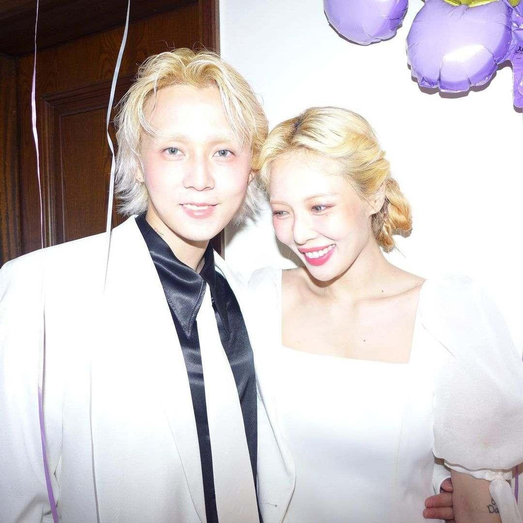 HyunA đính kèm lời cảm ơn với những hình ảnh tình tứ bên Dawn. HyunA đính kèm lời cảm ơn với những hình ảnh tình tứ bên Dawn.