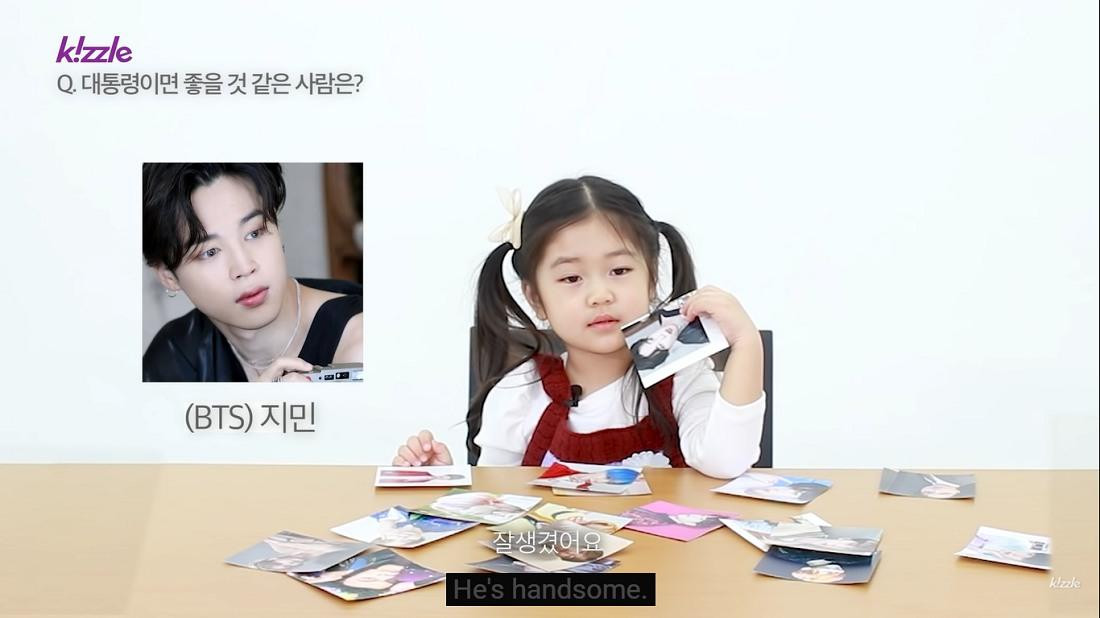 Chính là “Vì anh ấy đẹp trai ạ”. Chính là “Vì anh ấy đẹp trai ạ”.