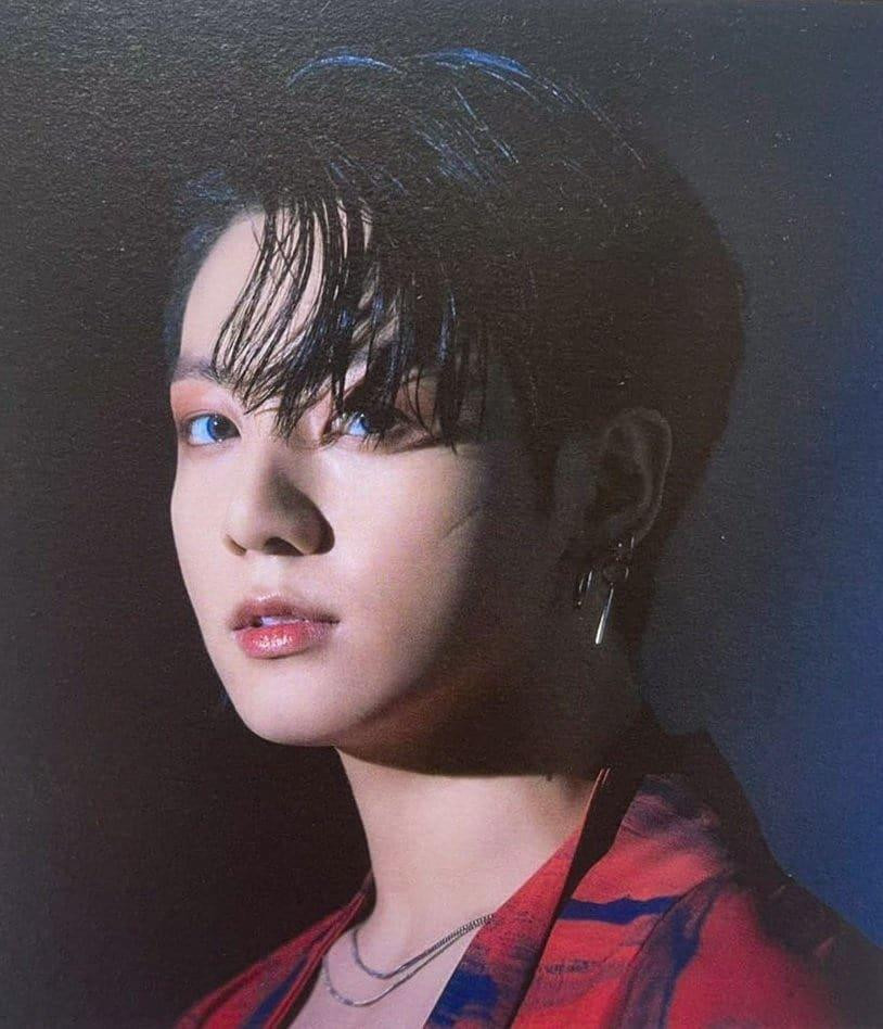 Make-up có phần "điệu đà" của Jung Kook. Make-up có phần "điệu đà" của Jung Kook.