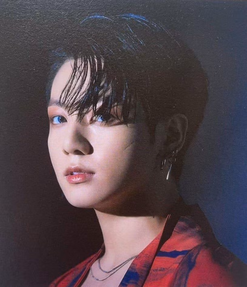 Make-up có phần "điệu đà" của Jung Kook.
