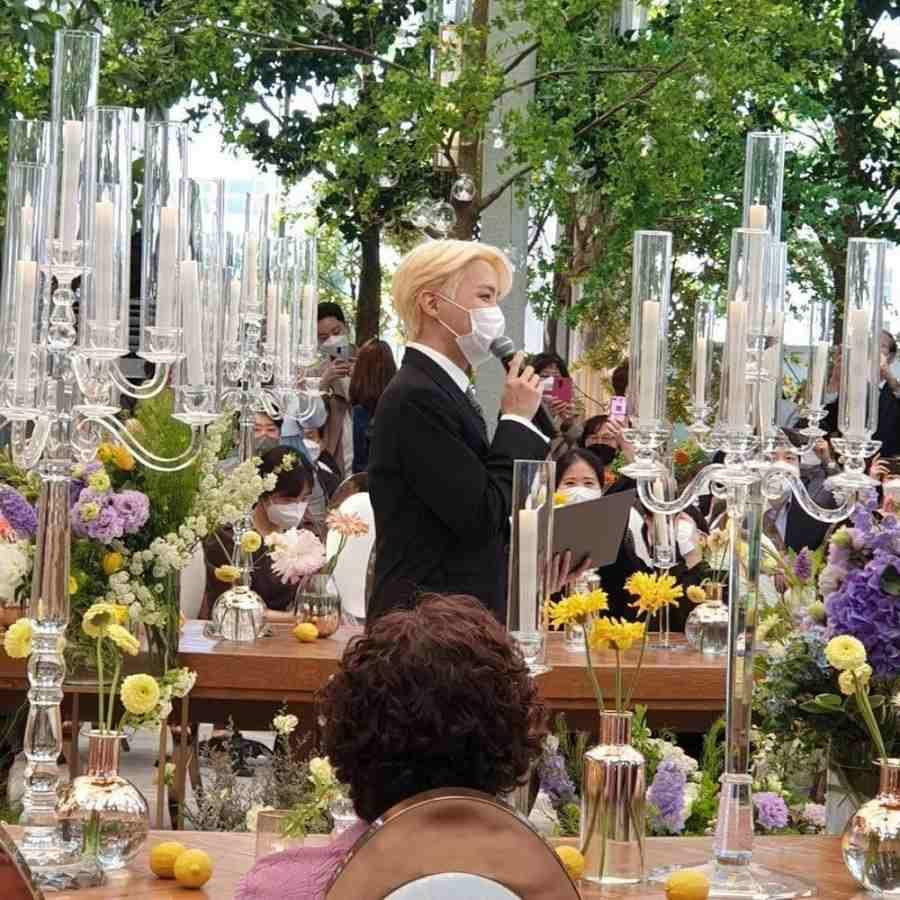 Khách mời của nhà trai tham gia lễ cưới chia sẻ: j-hope đã thay bố gửi lời chúc mừng tới chị gái khiến cô bật khóc. Khách mời của nhà trai tham gia lễ cưới chia sẻ: j-hope đã thay bố gửi lời chúc mừng tới chị gái khiến cô bật khóc.