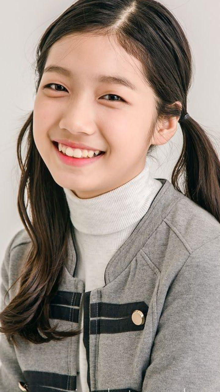 Không có nhiều thông tin về Hyerin nhưng có suy đoán rằng, cô từng là thực tập sinh JYP Entertainment và Kakao M trước khi gia nhập YG.