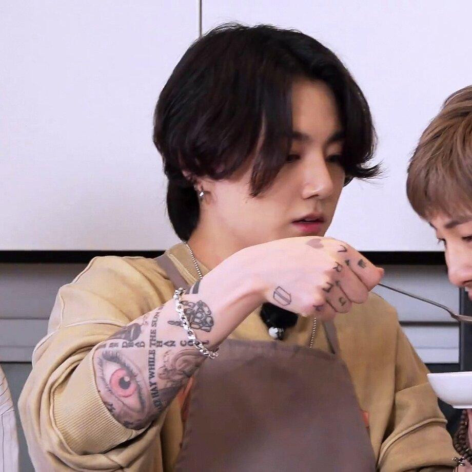 Kế đó, nam idol để lộ hình xăm trên cánh tay phải trong tập RUN BTS! vào đầu năm năm nay khi tham gia thử thách nấu ăn.