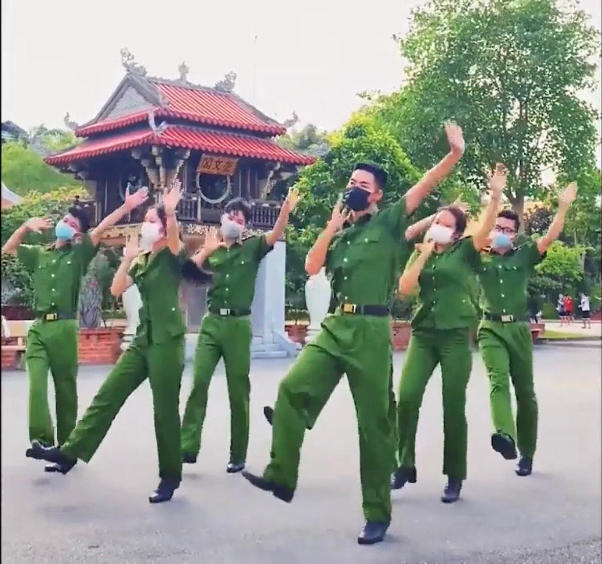 Các bạn sinh viên Học viện Cảnh sát Nhân dân và clip "Vũ điệu đi bầu" gây sốt. Các bạn sinh viên Học viện Cảnh sát Nhân dân và clip "Vũ điệu đi bầu" gây sốt.
