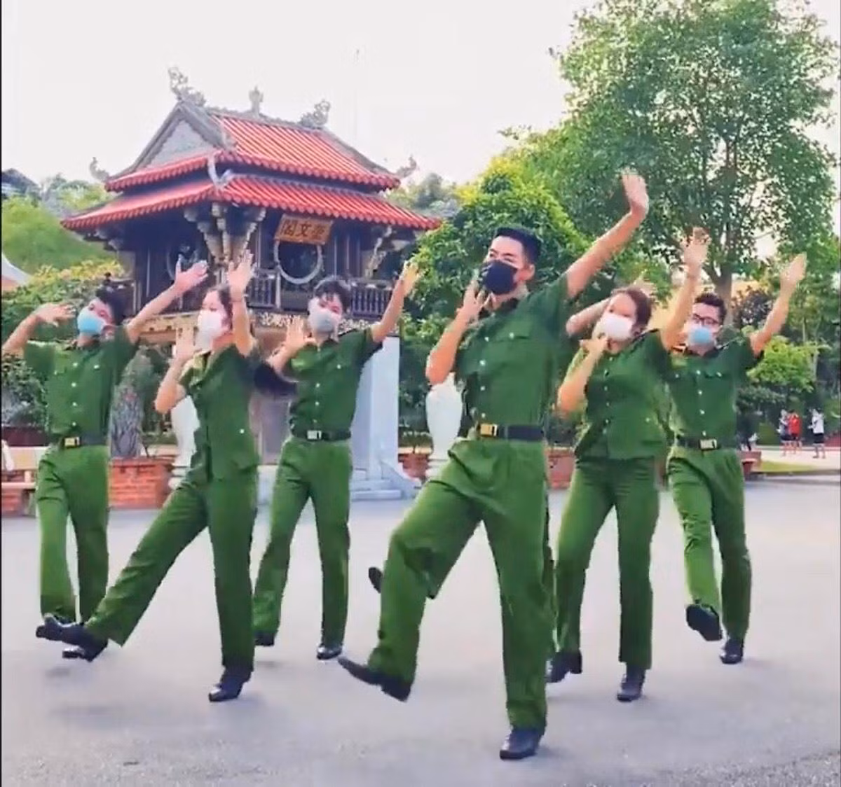 Các bạn sinh viên Học viện Cảnh sát Nhân dân và clip "Vũ điệu đi bầu" gây sốt.