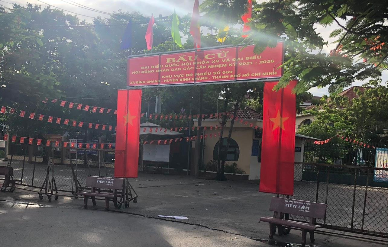 Các bạn sinh viên nhắc nhau ăn mặc chỉn chu khi xuất hiện tại các điểm bầu cử. Các bạn sinh viên nhắc nhau ăn mặc chỉn chu khi xuất hiện tại các điểm bầu cử.