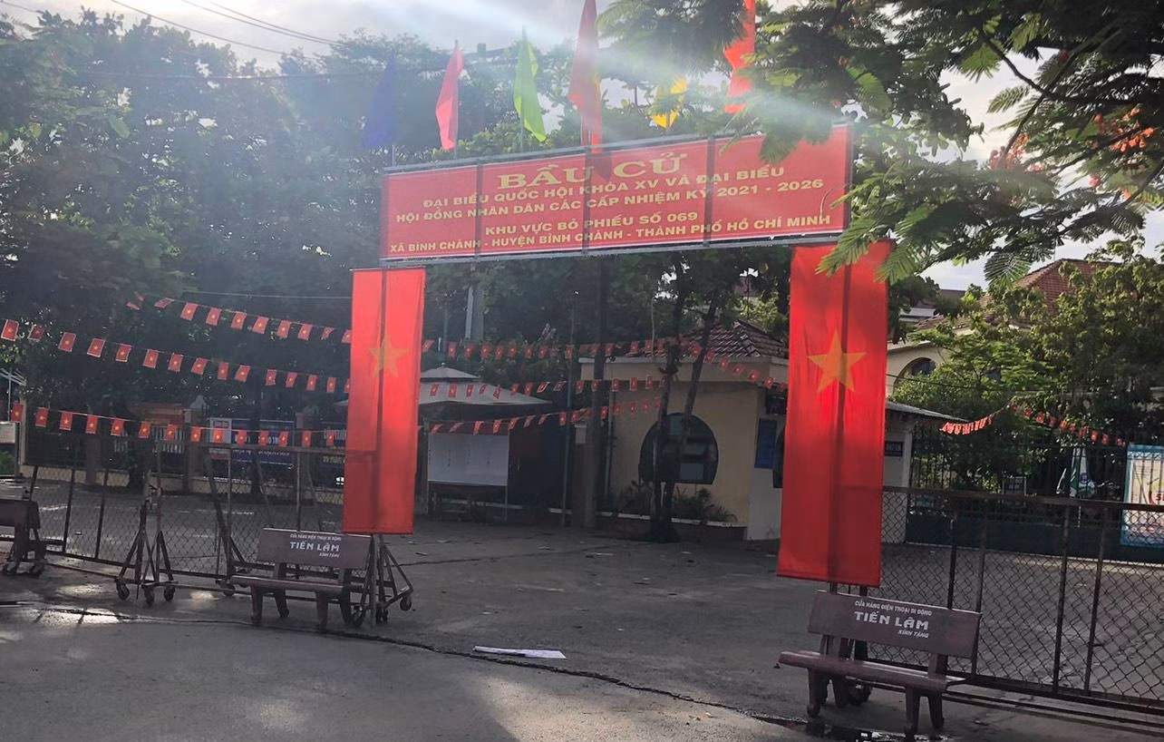 Các bạn sinh viên nhắc nhau ăn mặc chỉn chu khi xuất hiện tại các điểm bầu cử.