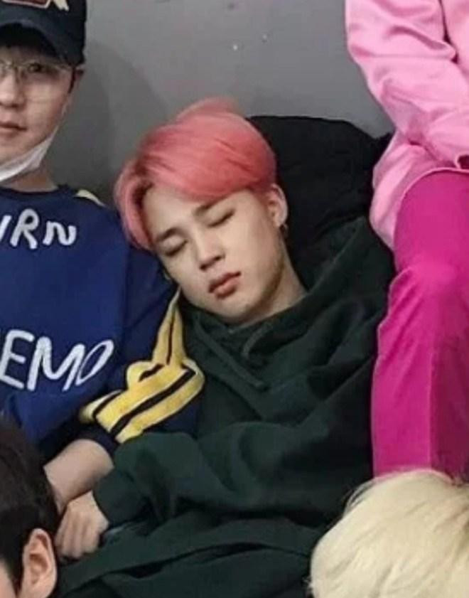 Câu trả lời ngạc nhiên và hoang mang của Jimin đã gián tiếp khẳng định anh chàng không hề cố tình tạo dáng “ngủ gật” cho độc lạ mà thực sự đã ngủ quên. Câu trả lời ngạc nhiên và hoang mang của Jimin đã gián tiếp khẳng định anh chàng không hề cố tình tạo dáng “ngủ gật” cho độc lạ mà thực sự đã ngủ quên.
